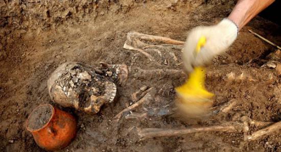10月26日，考古人员在发掘现场清理