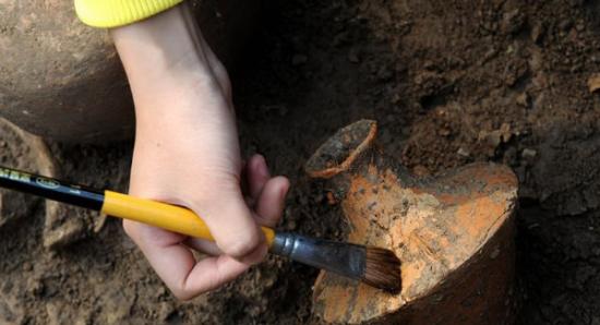 10月26日，考古人员对发掘出土的文物进行保护处理。