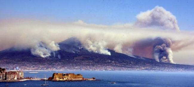 维苏威火山附近冒出大量浓烟及灰烬。