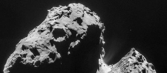 科学家发现即使在无风的环境下，也能够在彗星表面形成那些酷似风痕的尘埃痕迹。