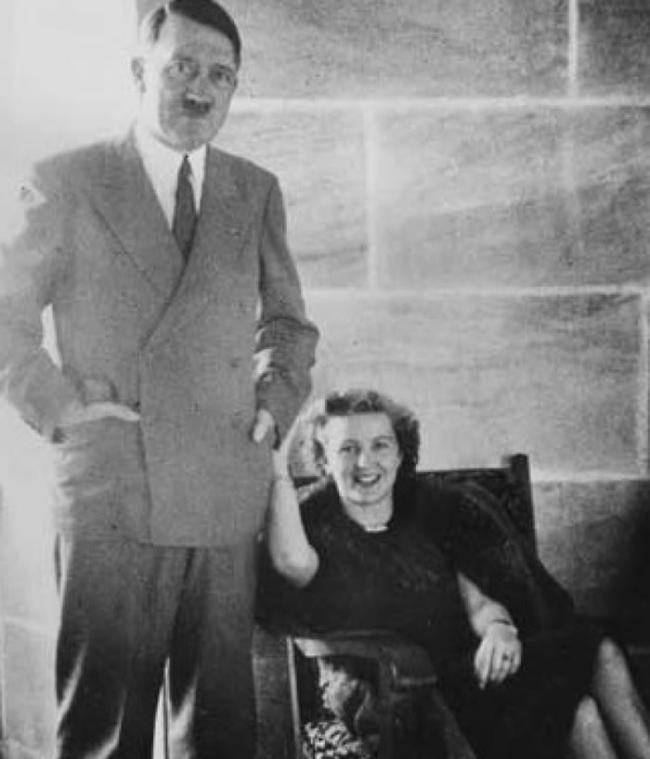 外界一直相信希特勒与情妇伊娃当年在一个碉堡内吞枪自杀身亡。