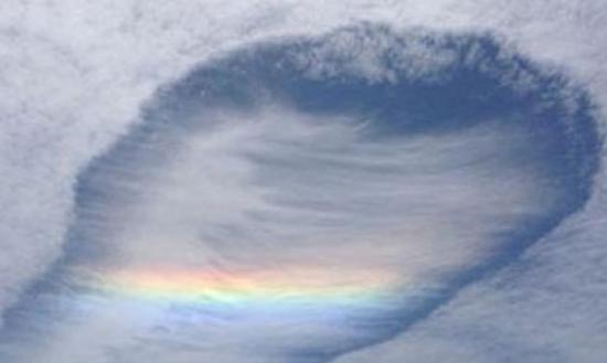 澳洲维多利亚省天空出现“雨幡洞”的罕见现象