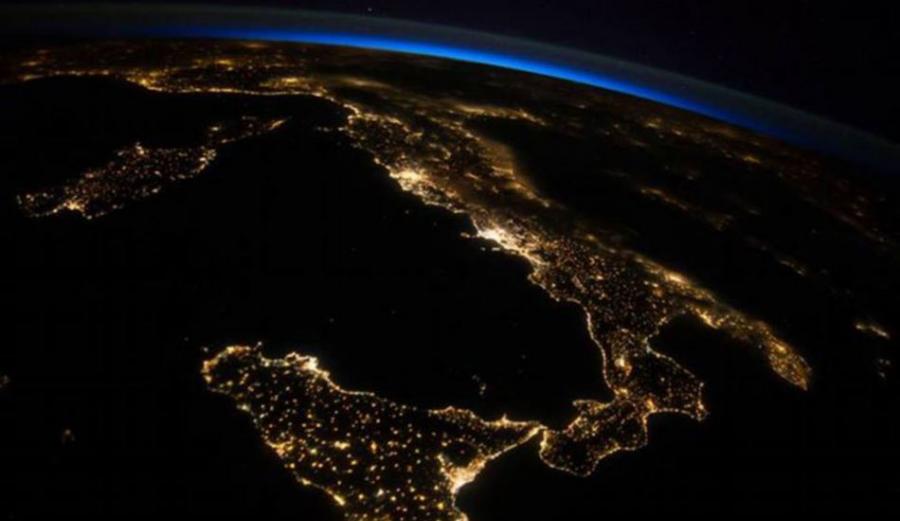 国际空间站宇航员在外太空拍摄的地球壮观夜景