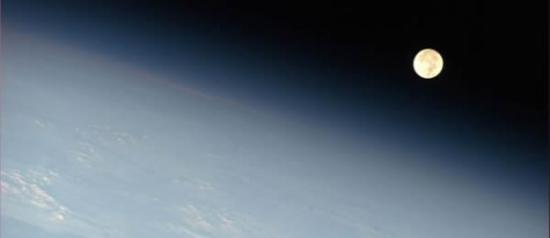 从国际空间站看去，月亮出现在地球地平线的附近。图片拍摄于2011年5月17日。