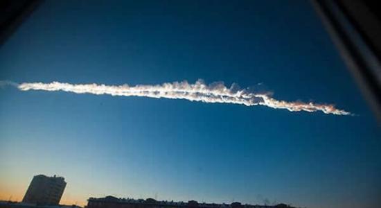 照片展示了一颗近地小行星造成的车里雅宾斯克流星。2013年2月15日，这颗小行星进入地球大气，在俄罗斯上空爆炸。科学家现在认为这样的撞击并非和以前认为的那样是随
