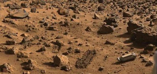 这是“海盗2号”火星探测器的着陆点。“海盗2号”火星探测器在火星表面进行了为期1316天的探测工作，于1980年电池发生故障后停止运作。
