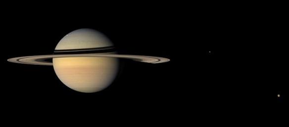 土星及其卫星距地球近10亿英里（约合16亿公里），但美国科学家仍能准确确定它们的方位，精度在2英里（约合3.2公里）以内。