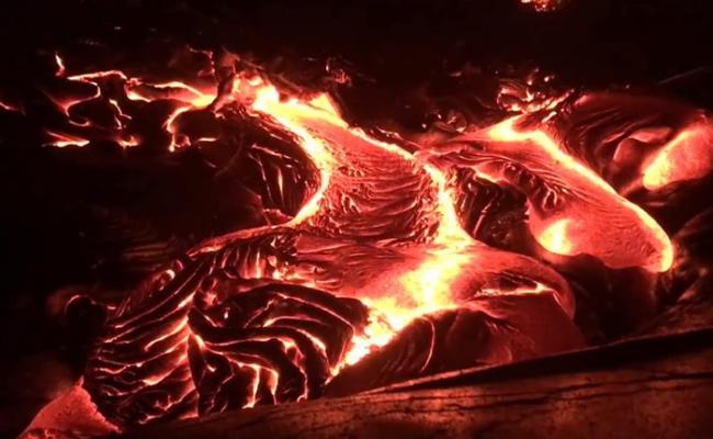 摄影师近距离拍到美国夏威夷基拉韦厄火山岩浆流动的珍贵影像
