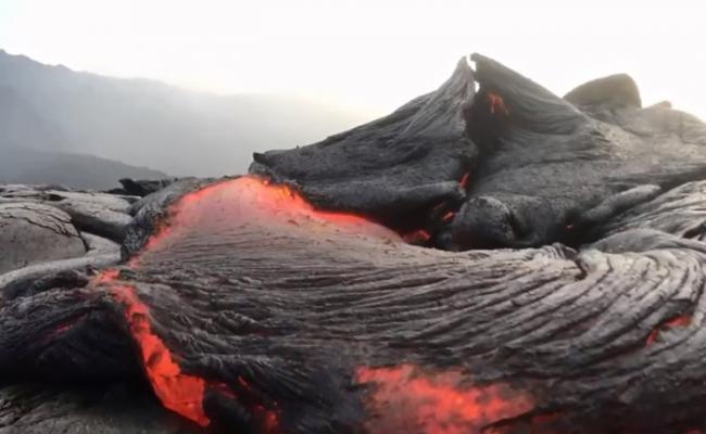 摄影师近距离拍到美国夏威夷基拉韦厄火山岩浆流动的珍贵影像