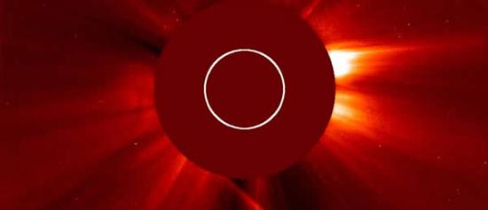 图为ISON彗星在靠近围绕太阳的旅程中变得越来越模糊。