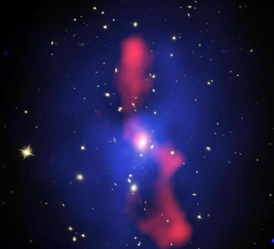 鹿豹座星系团MS0735中央核心潜伏着一个近10亿倍太阳质量的超大质量黑洞