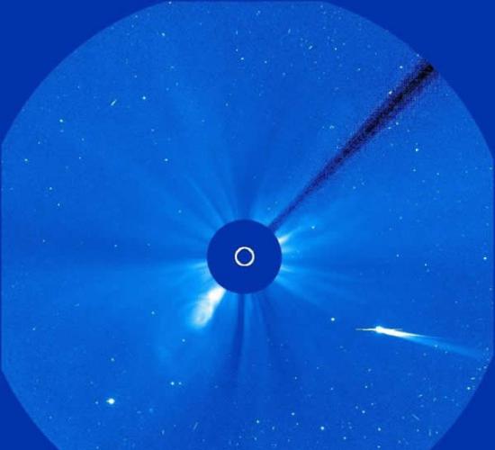图为11月27日晚，ISON彗星的彗尾基本全部进入“太阳与日光层探测器”(SOHO)视场。