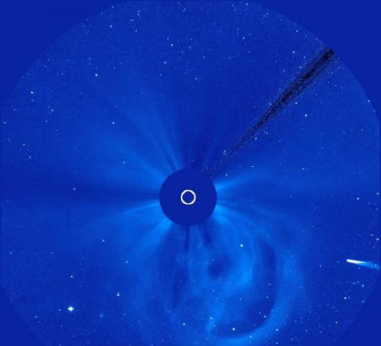 图为11月27日早，ISON彗星开始进入“太阳与日光层探测器”(SOHO)视场。
