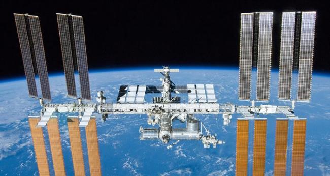极珍贵片段：国际空间站在日偏食旁经过
