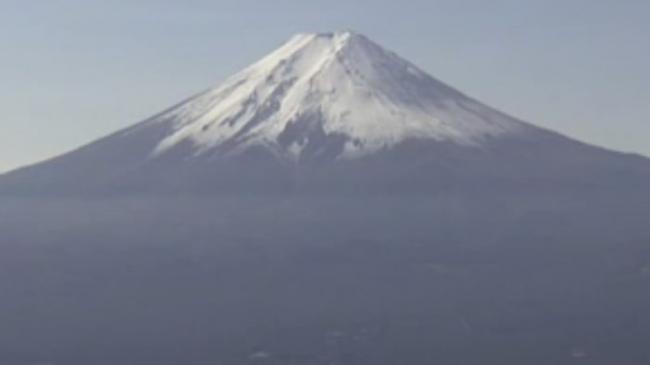 富士吉田市确认富士山首见积雪。