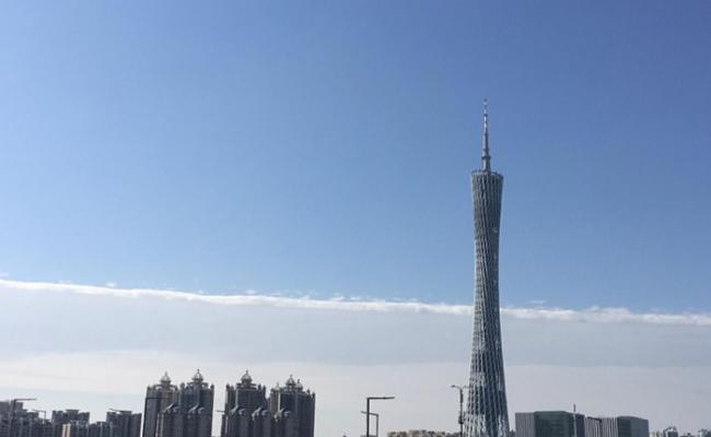 广州塔浸泡在一半白云和一半蓝天之中。