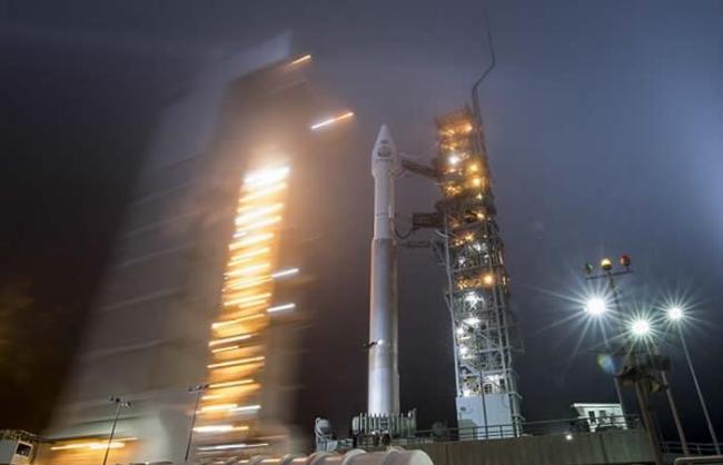 NASA搭载“洞察号”探测器的火箭发射升空 揭火星土壤奥秘