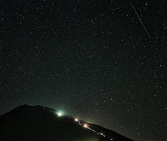 8月13日凌晨在日本静冈县富士山附近夜空观测到的英仙座流星雨
