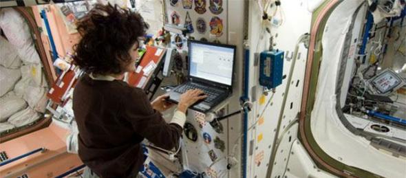空间站的宇航员在使用笔记本访问互联网，相比较笔记本电脑，他们现在更青睐方便的平板电脑