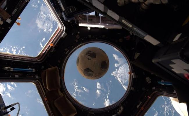 鬼冢的足球在太空站飘浮。