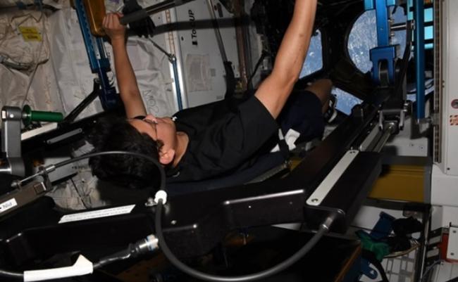 金井宣茂在空间站做运动。