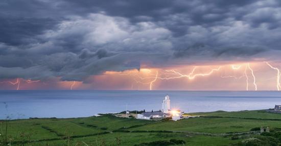 英国各地抓拍到的雷暴闪电景观