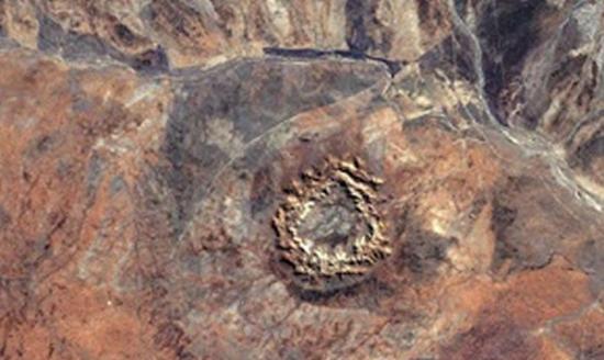 科学家在沃伯顿盆地（图）地下2公里处，发现该巨型陨石坑。