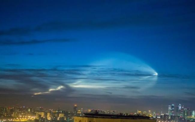 俄罗斯西部夜空现巨大白色光影 难道是UFO来袭？