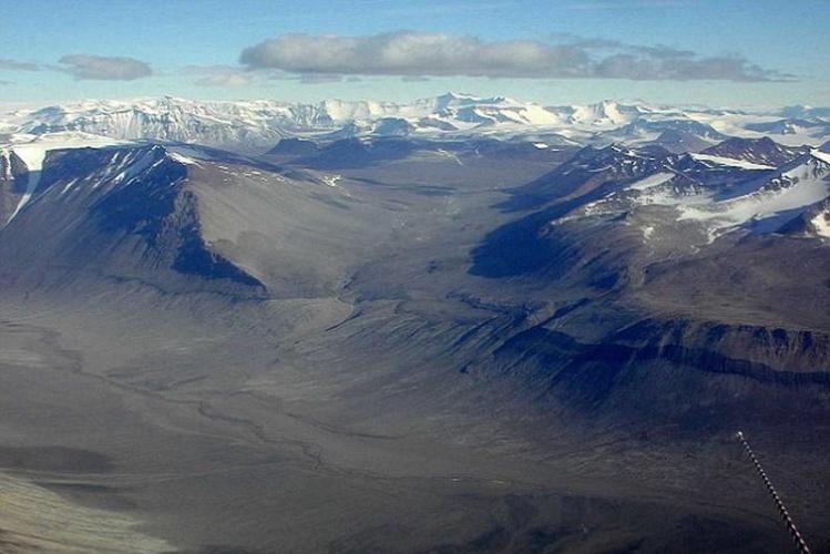 专家在南极洲野外勘测多年，认为早期火星气候可能非常类似于南极洲寒冷、沙漠化的麦克默多干谷(图中所示)。
