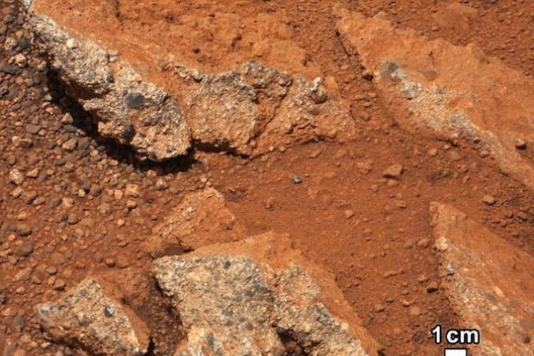 这张照片是好奇号火星车于2012年9月拍摄的，图中的外露岩石被红褐色灰尘覆盖，这与地球水沉积层结构相一致。