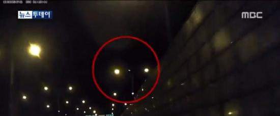 韩国首尔市区上空出现疑似飞碟的物体