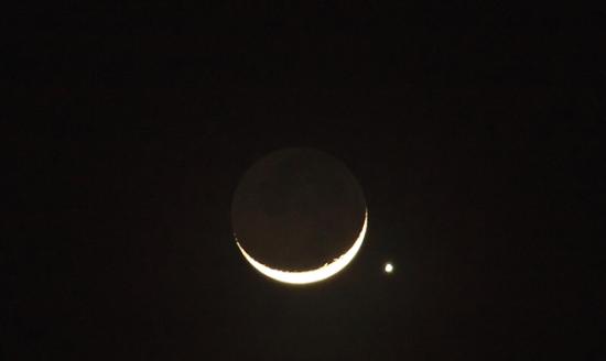 2010年5月16日海南天空出现的金星伴月奇观