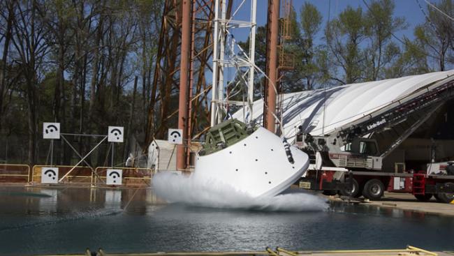 25日在维吉尼亚州的汉普顿「NASA兰利研究中心」的撞击模拟池进行测试