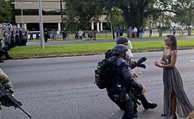 埃文斯（右）挡在警察面前，被视为美国反警示威中的标志性画面。