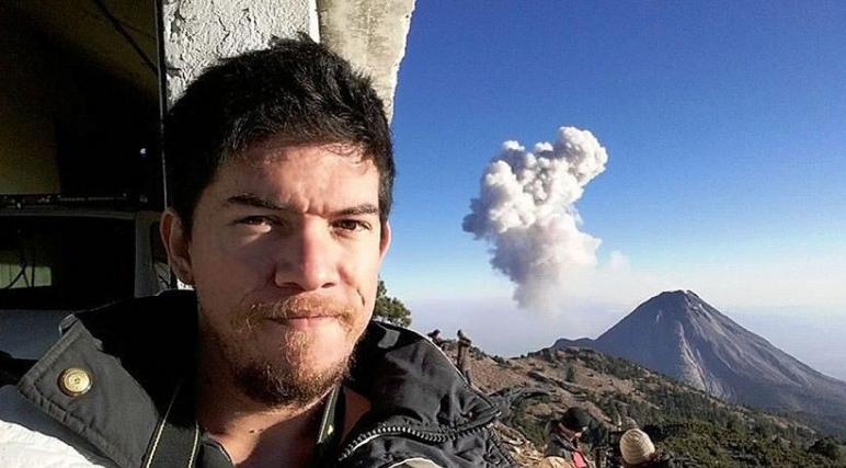 摄影师Hernando Rivera Cervantes凭着耐性，拍到火山闪电奇景。