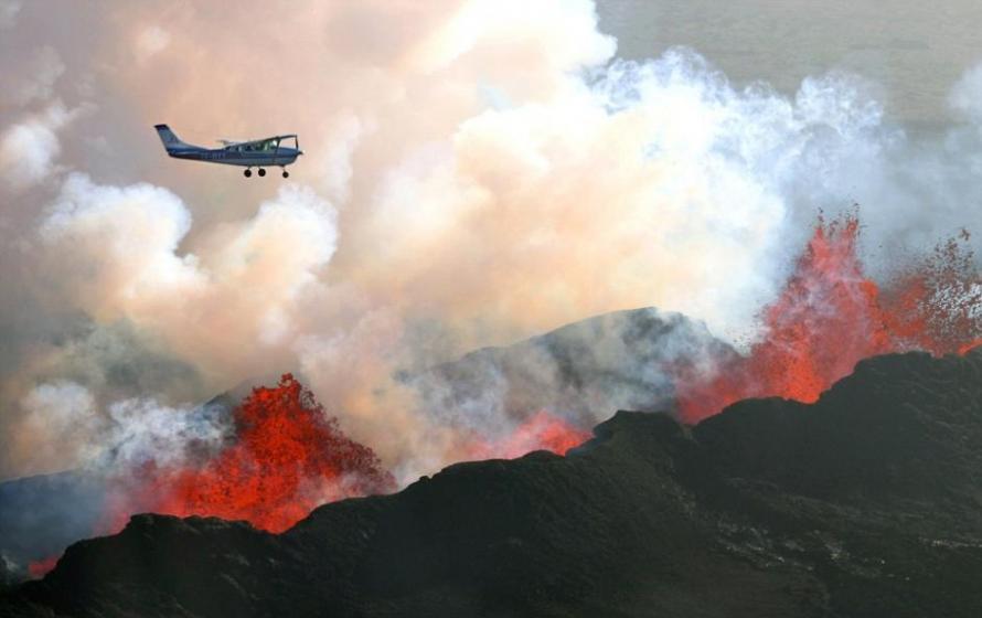 飞机穿越冰岛Holuhraun火山时突遇火山喷发