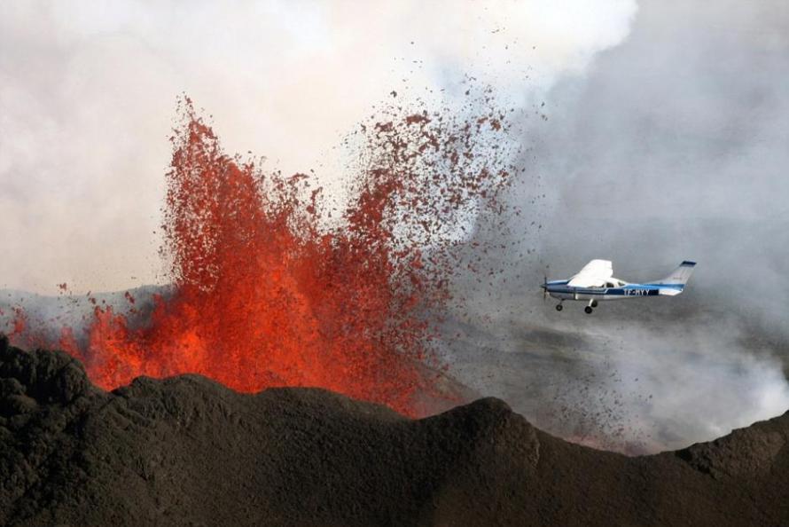 飞机穿越冰岛Holuhraun火山时突遇火山喷发