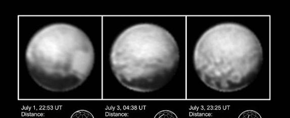 三幅图片完整地展现出冥王星赤道处的长条形黑暗区域。小地图标明了冥王星的方向，如北极、赤道，以及两极之间的中央子午线。尽管这张图片看上去斑斑点点，沙尘迷蒙，但这的