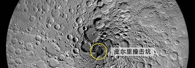 月球北极的皮尔里撞击坑（Peary crater），直径79千米，坑内的一座山峰全年89%的时间可接收到光照。