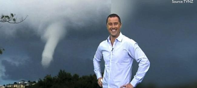 形状奇特的水龙卷 新西兰电视节目天气报道员引导大家“胡思乱想”