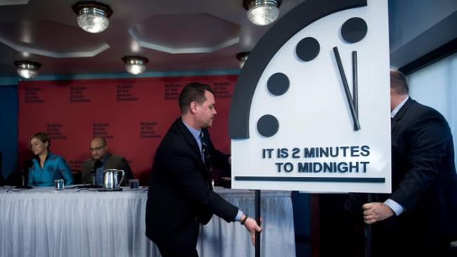 科学家展示末日钟只距午夜两分钟。