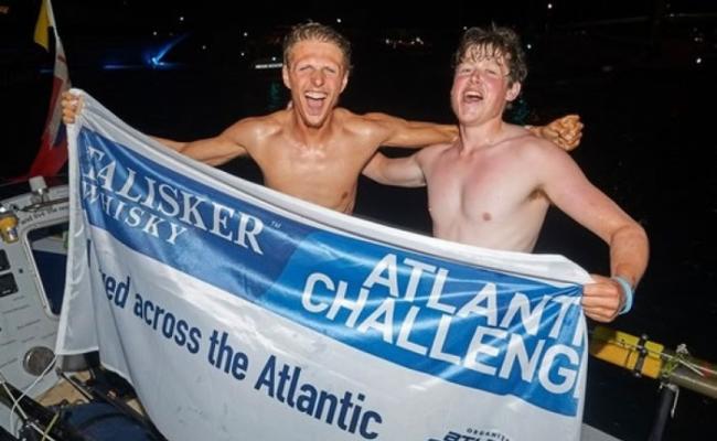 赖特（左）与格拉斯禾菲打破世界纪录。