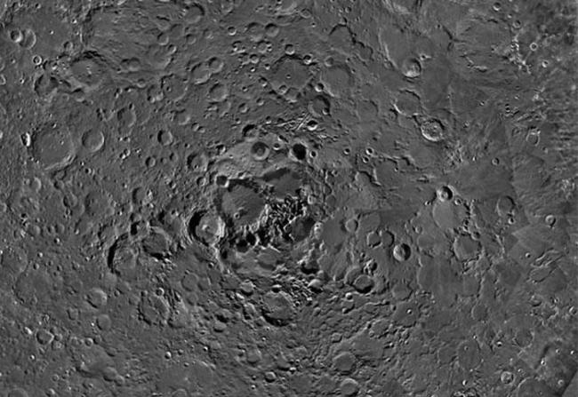这是由欧空局“智慧1号”拍摄的月面局部照片拼成的月球北极高清图，遍布山峰和撞击坑。