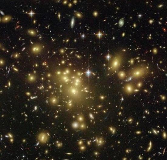 哈勃太空望远镜探索Abell1689星系团中心物质群，引力透镜暗示这里存在大量的暗物质