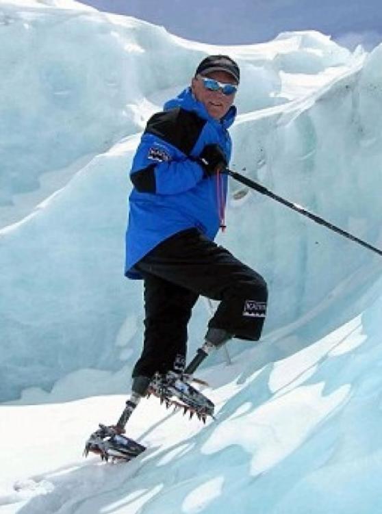 失去双腿的新西兰攀山者英格利斯（图）曾成功登上珠峰。