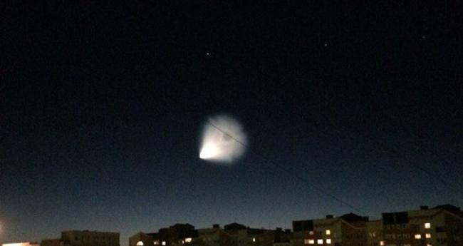 17日傍晚，俄罗斯西伯利亚地区的天空中出现发光的不明飞行物。