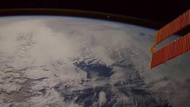 国际空间站宇航员捕捉流星高速冲入地球大气层一刻