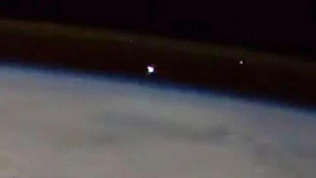 国际空间站宇航员捕捉流星高速冲入地球大气层一刻