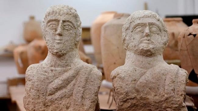 以色列妇女在古代遗址附近发现有“人头”探出地面 原来是千年前古物