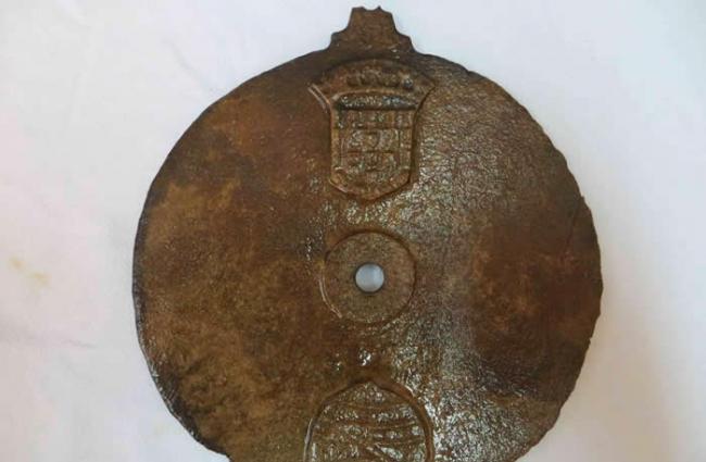 这个星盘上有葡萄牙的皇家纹章（最上），还有天球仪（底部），这是曼纽一世（Dom Manuel I）的个人标志。 PHOTOGRAPH BY DAVID MEAR